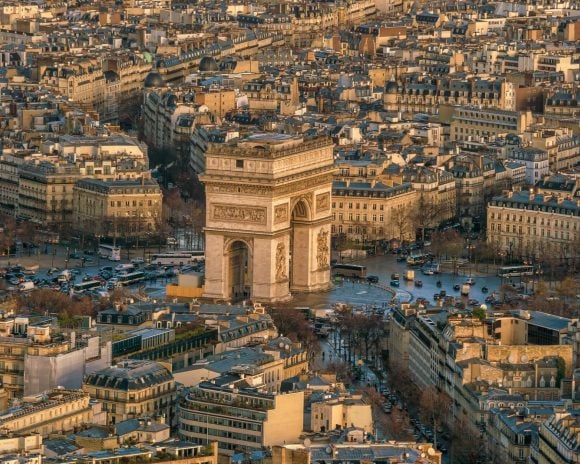 Estacionamiento, calles cerradas: descubre las restricciones de circulación y estacionamiento previstas en París alrededor de las festividades de la víspera de Año Nuevo 2025. &copy; Yayimages