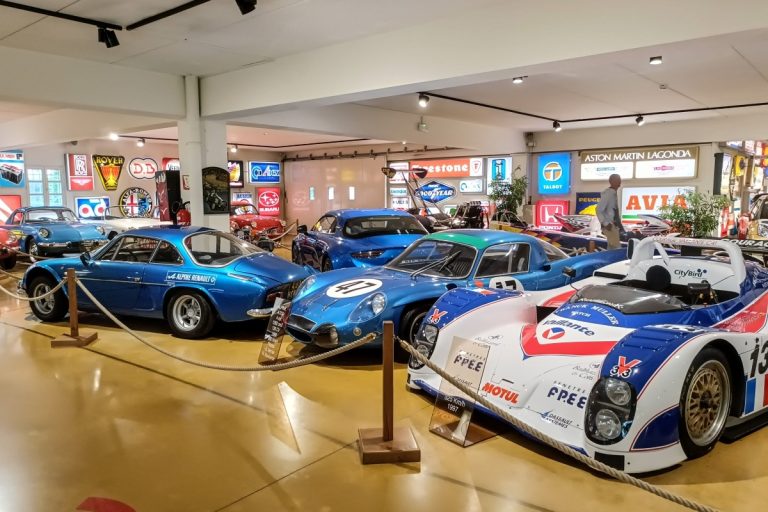Viaje al corazón de los coches franceses de posguerra: un museo vivo