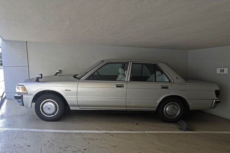 Toyota Crown S130 Deluxe: la simplicidad elegante de un clásico japonés