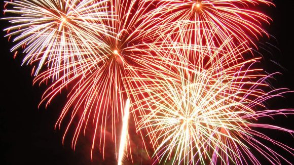 En París, los fuegos artificiales se lanzarán desde el Arco de Triunfo a medianoche este 31 de diciembre de 2025. &copy; Newspress