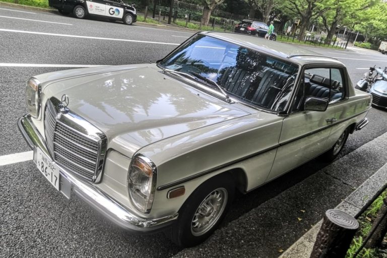 Mercedes-Benz 280 CE (W114) : La elegancia en la encrucijada
