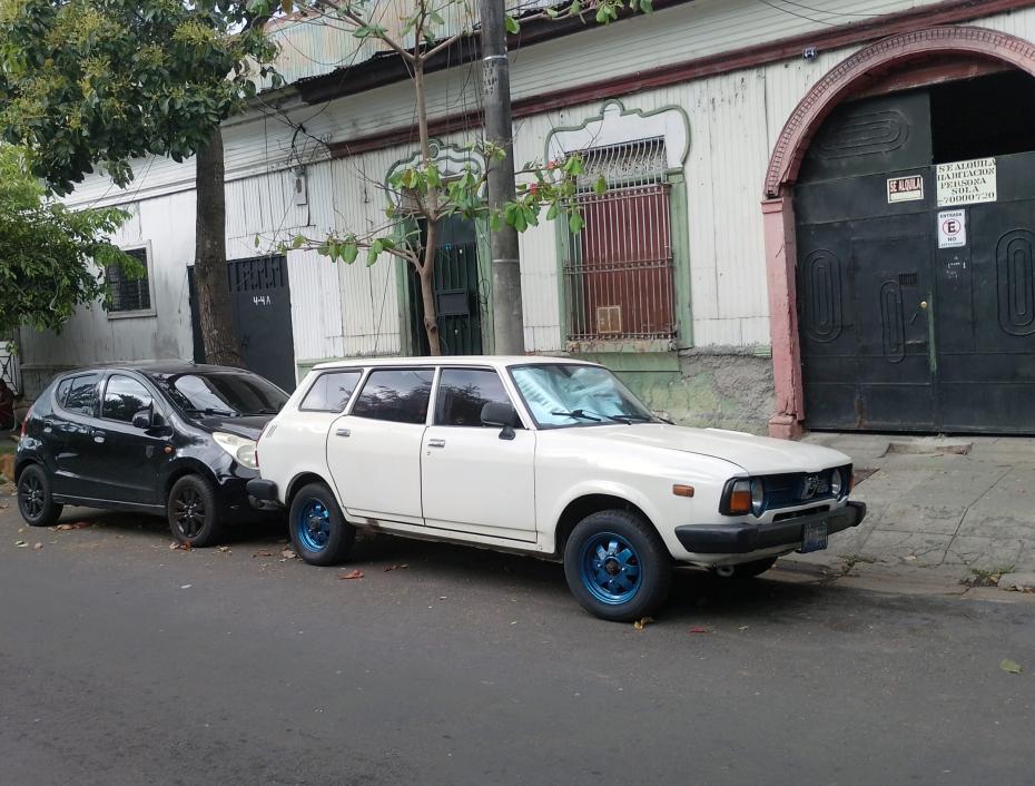 Foto de un bien conservado Subaru Leone station wagon blanco de 1978 estacionado en la calle