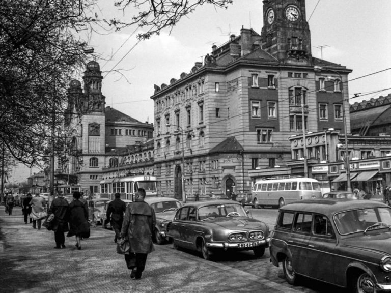 Praga al Volante: Una Escapada a Través de la Historia Automovilística