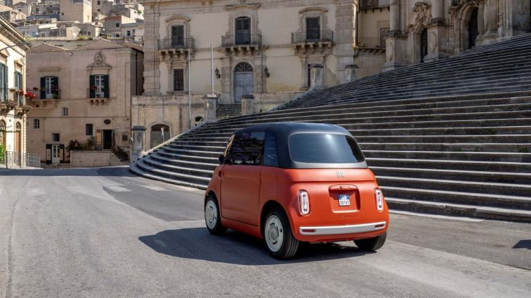 El Fiat Topolino Corallo: un cuadriciclo eléctrico en un color vibrante