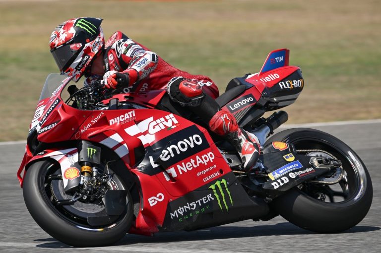 MotoGP en Buriram: Bagnaia lidera, Márquez tropieza