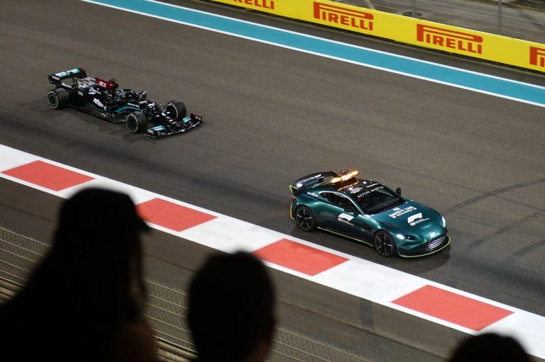 El Controversial Aston Martin Vantage de Abu Dhabi 2021: Un Símbolo en Ven…