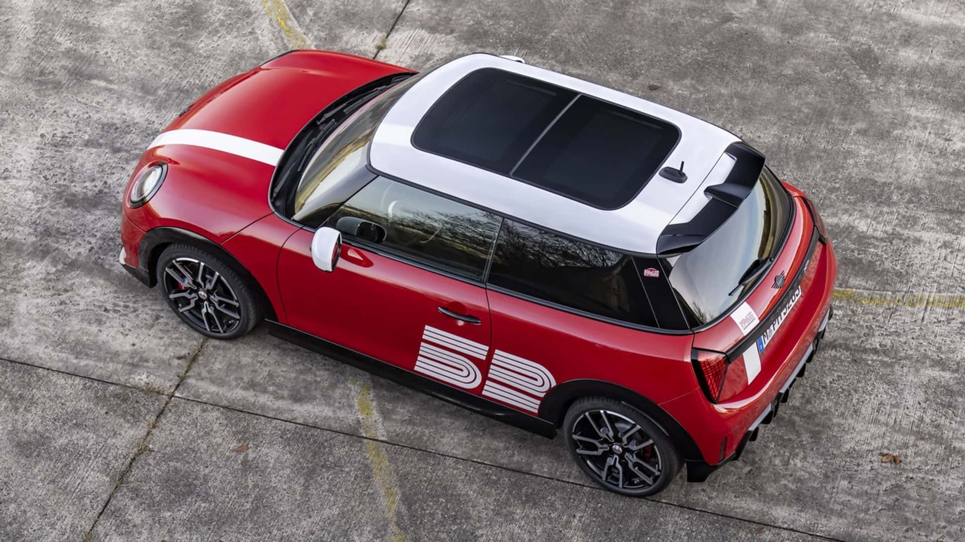 El MINI 1965 Victory Edition rinde homenaje a su legado en rallyes con una audaz nueva edición