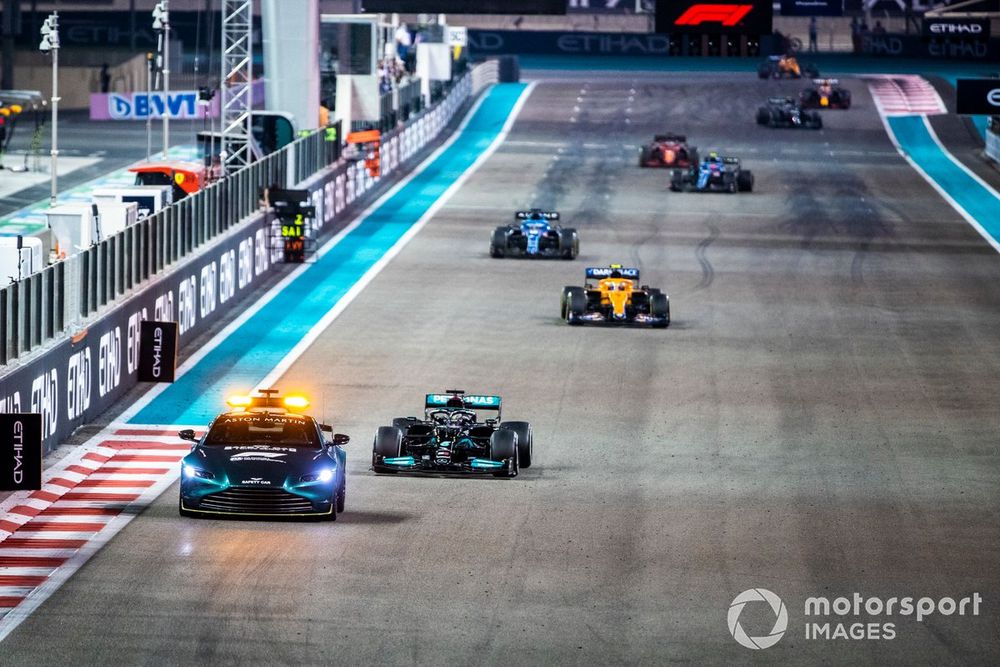 El Controversial Aston Martin Vantage de Abu Dhabi 2021: Un Símbolo en Venta