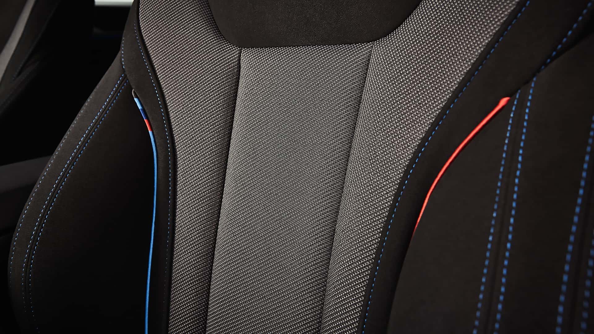 Diseño Automotriz: Equilibrando Estética y Tecnología para Mejorar la Experiencia del Usuario