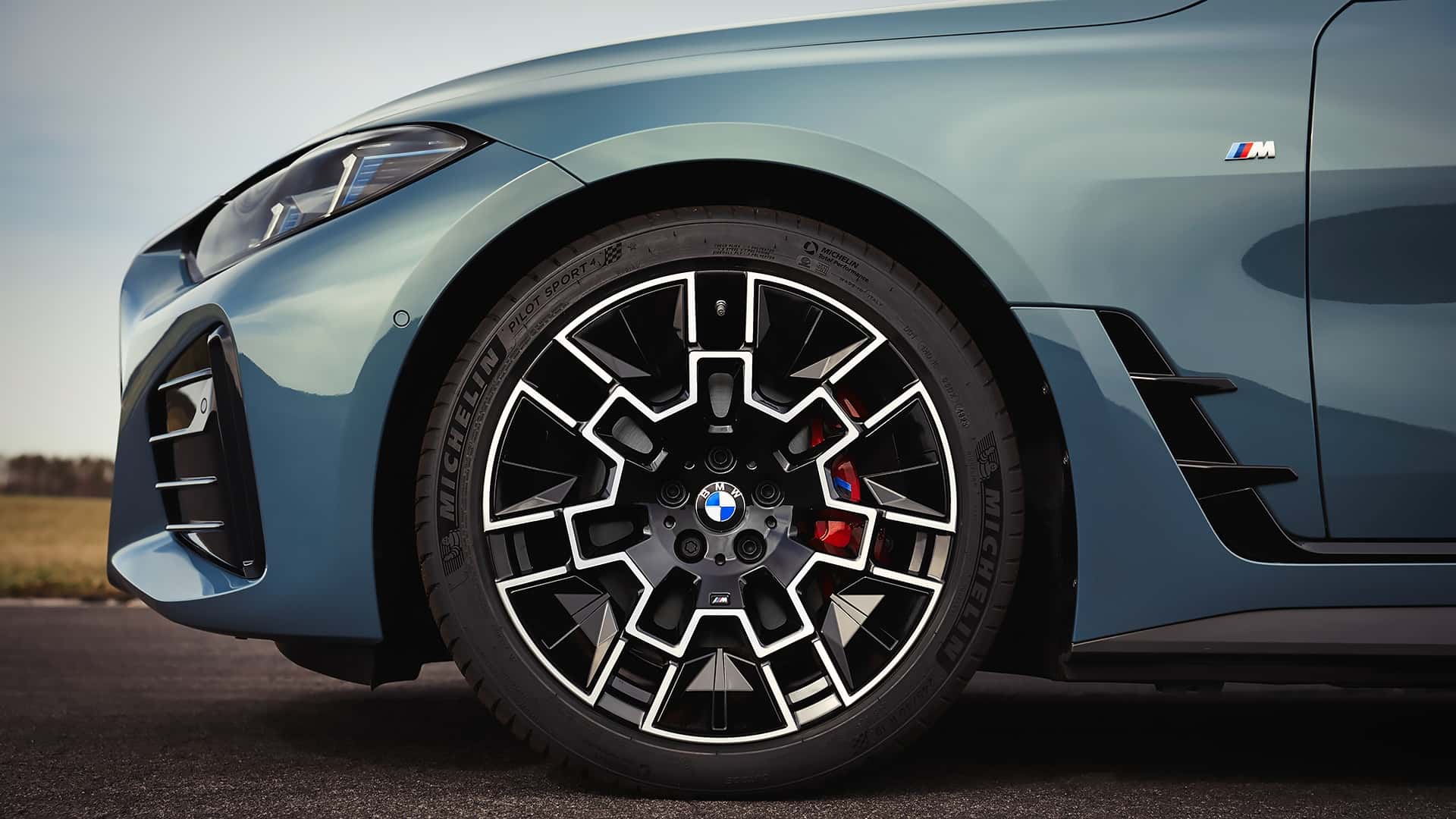 Diseño Automotriz: Equilibrando Estética y Tecnología para Mejorar la Experiencia del Usuario