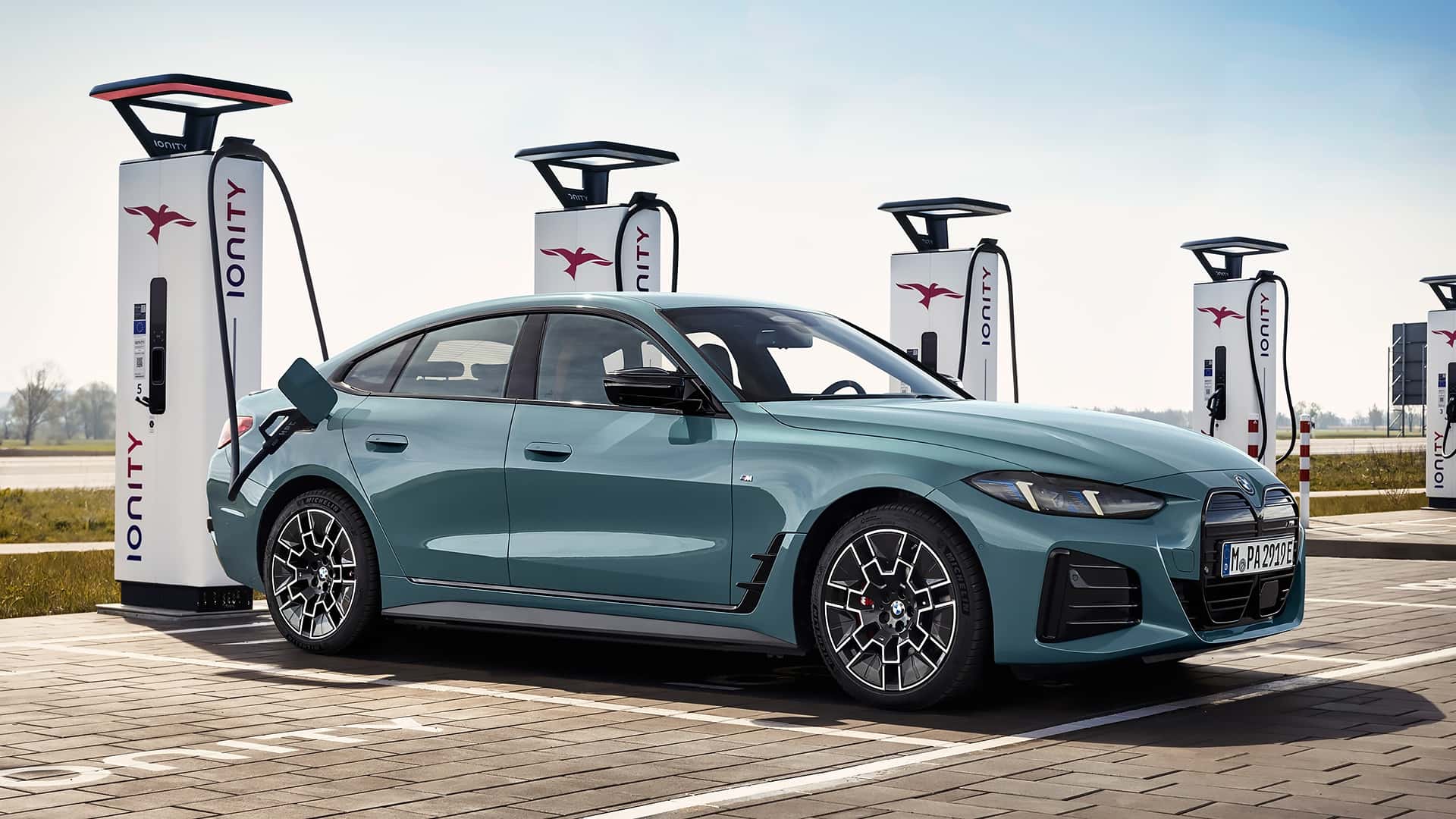 Diseño Automotriz: Equilibrando Estética y Tecnología para Mejorar la Experiencia del Usuario