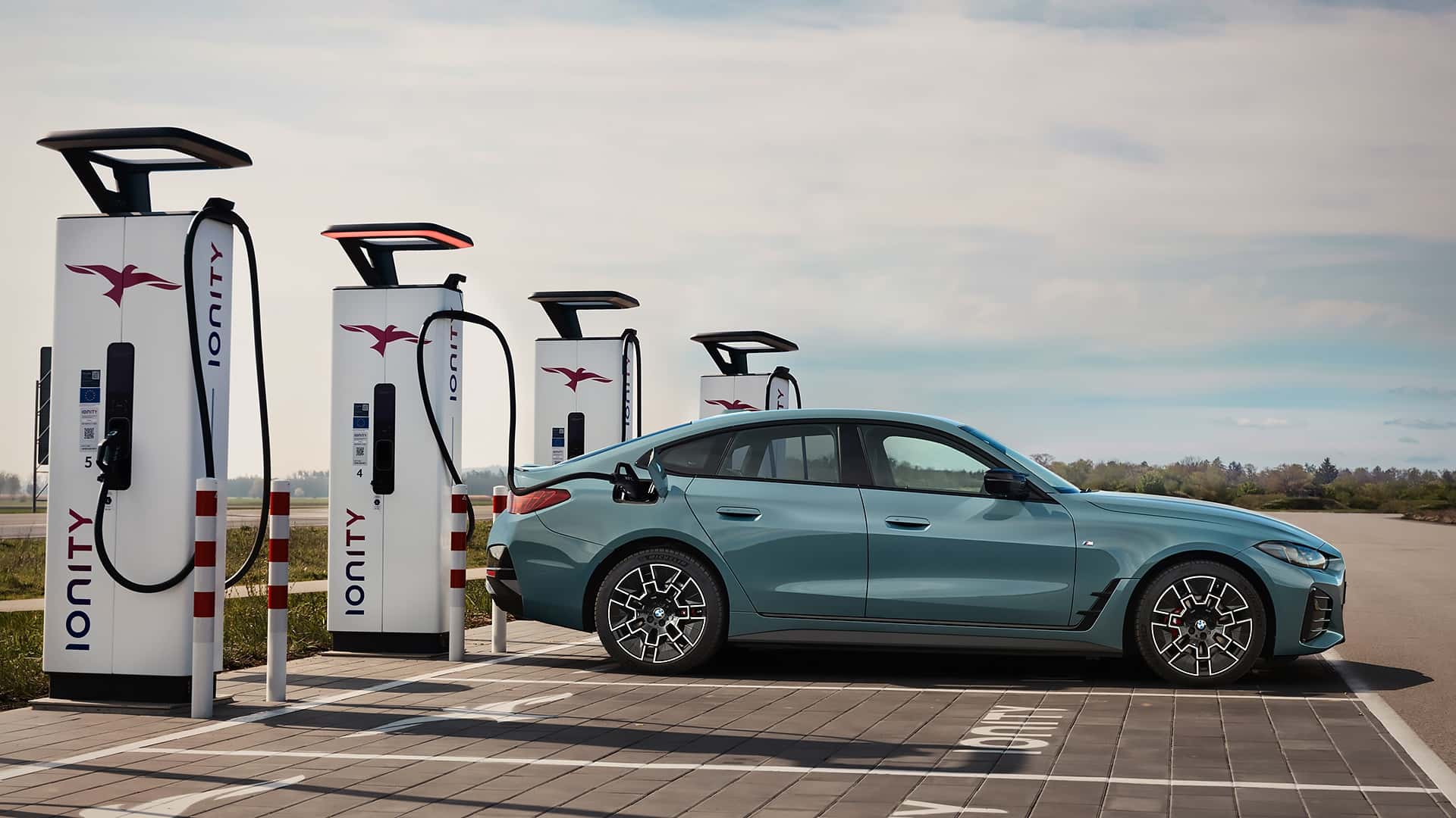 Diseño Automotriz: Equilibrando Estética y Tecnología para Mejorar la Experiencia del Usuario