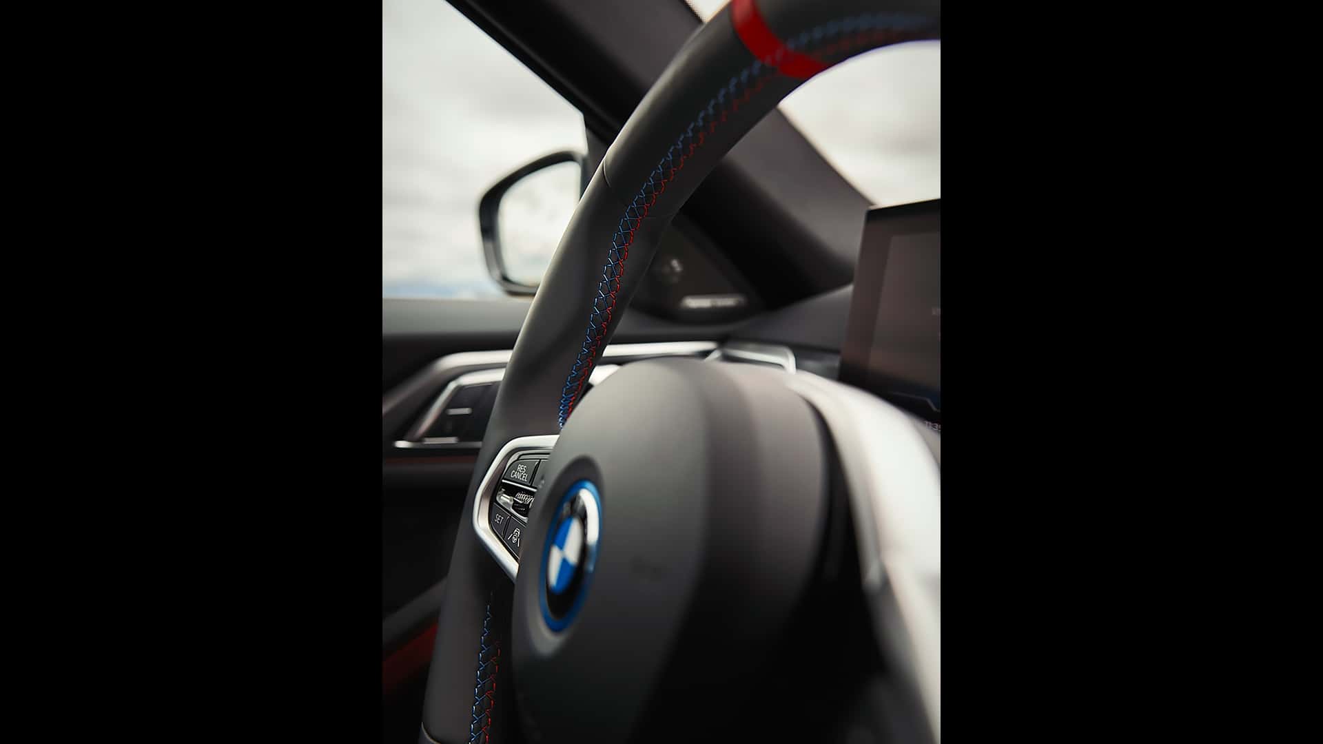 Diseño Automotriz: Equilibrando Estética y Tecnología para Mejorar la Experiencia del Usuario