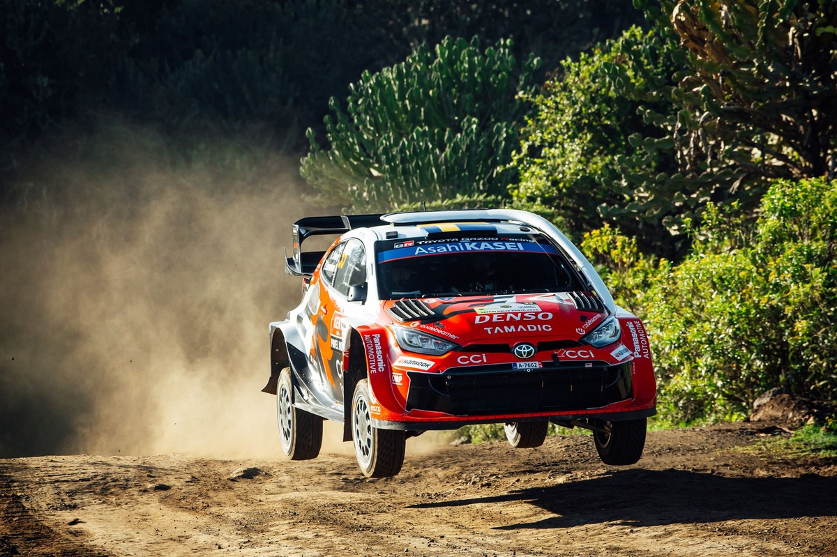 Oliver Solberg lidera el Rally Safari: una actuación audaz bajo la lluvia