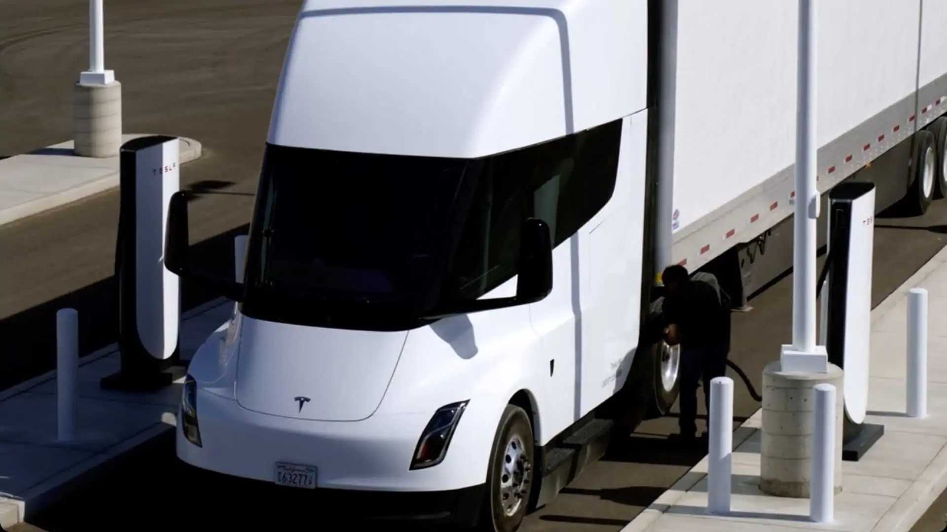 El primer Megacharger p&uacute;blico de Tesla Semi decepciona en promesas de potencia