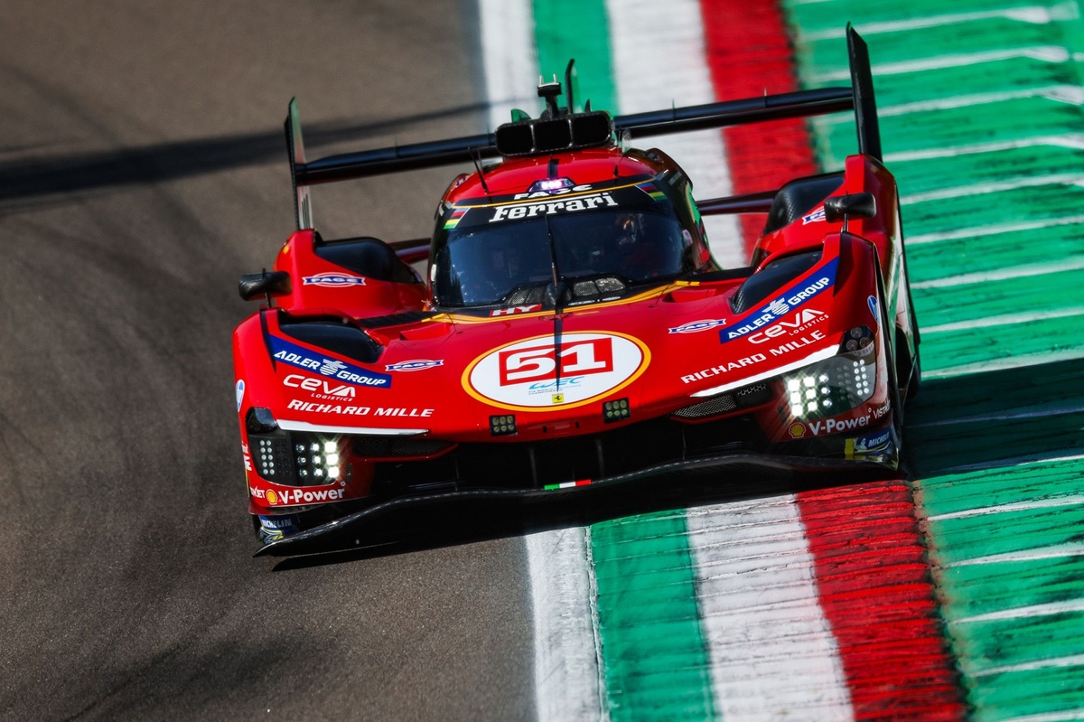 Ferrari se impone en la última vuelta en Imola