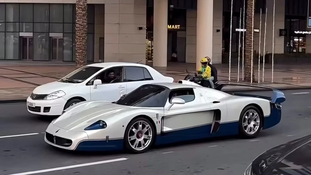 Un Maserati MC12 rueda en Dubái y aún impone