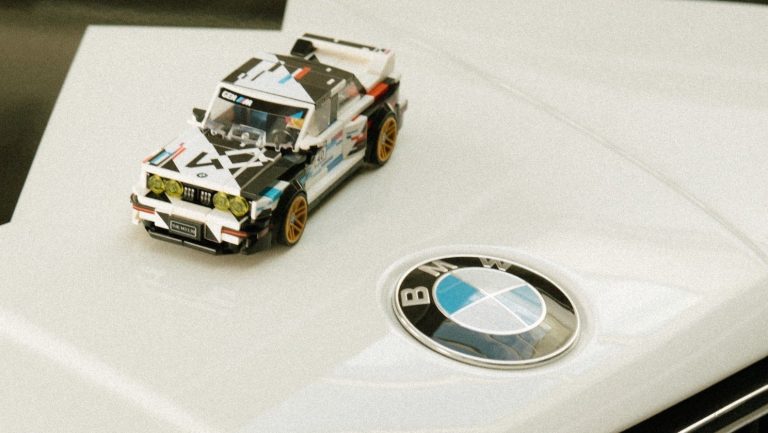 LEGO lanza un set de la BMW M3 E30 para celebrar su 40 aniversario