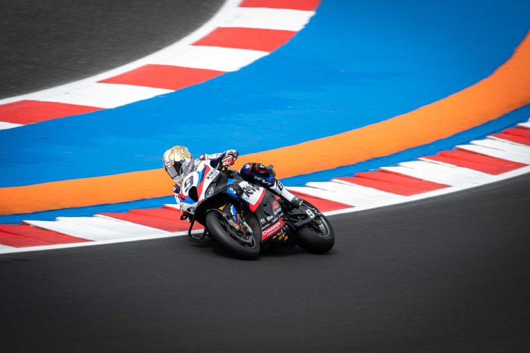 BMW Motorrad, un fin de semana negro en Most: Petrucci lesionado y…