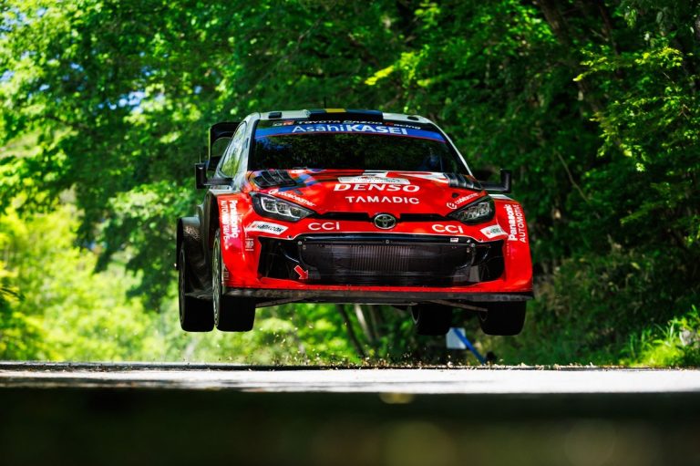 Rallye de Japón: Solberg presiona a Evans y Ogier se mantiene a la…