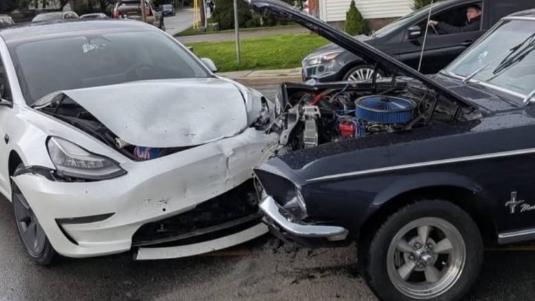 Un Tesla destroza una Ford Mustang clásica de 1968 en un brutal accidente…