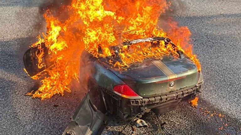 Un BMW Serie 6 descapotable arde en plena autopista en Singapur