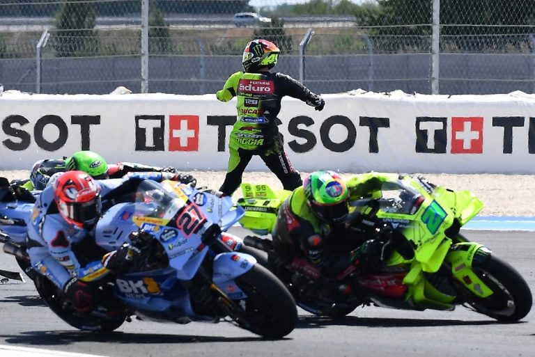 Di Giannantonio, harto de la imprudencia en MotoGP: "Rezo por salir ileso…