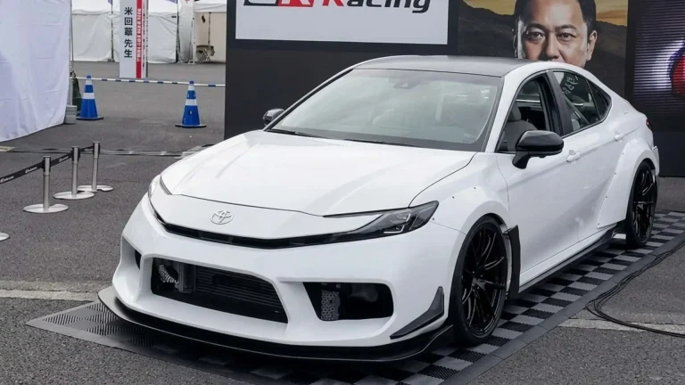 Toyota Camry con doble motor y 700 CV: un prototipo extremo que no veremos en la calle