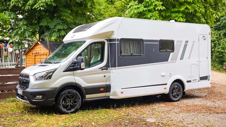 Análisis de la autocaravana Carado T335 Edition27: amplio cuarto de baño, salón y cama elevable